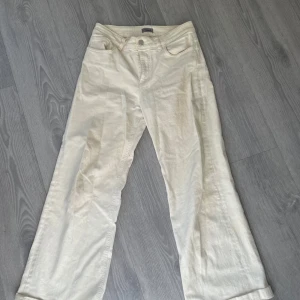 Lågmidjade vita jeans - Vita jeans från Filippa K, säljs inte längre. De sitter lågmidjat på mig som har strl 36 i jeans.