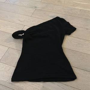 One shoulder blus svart  - Blus one shoulder 