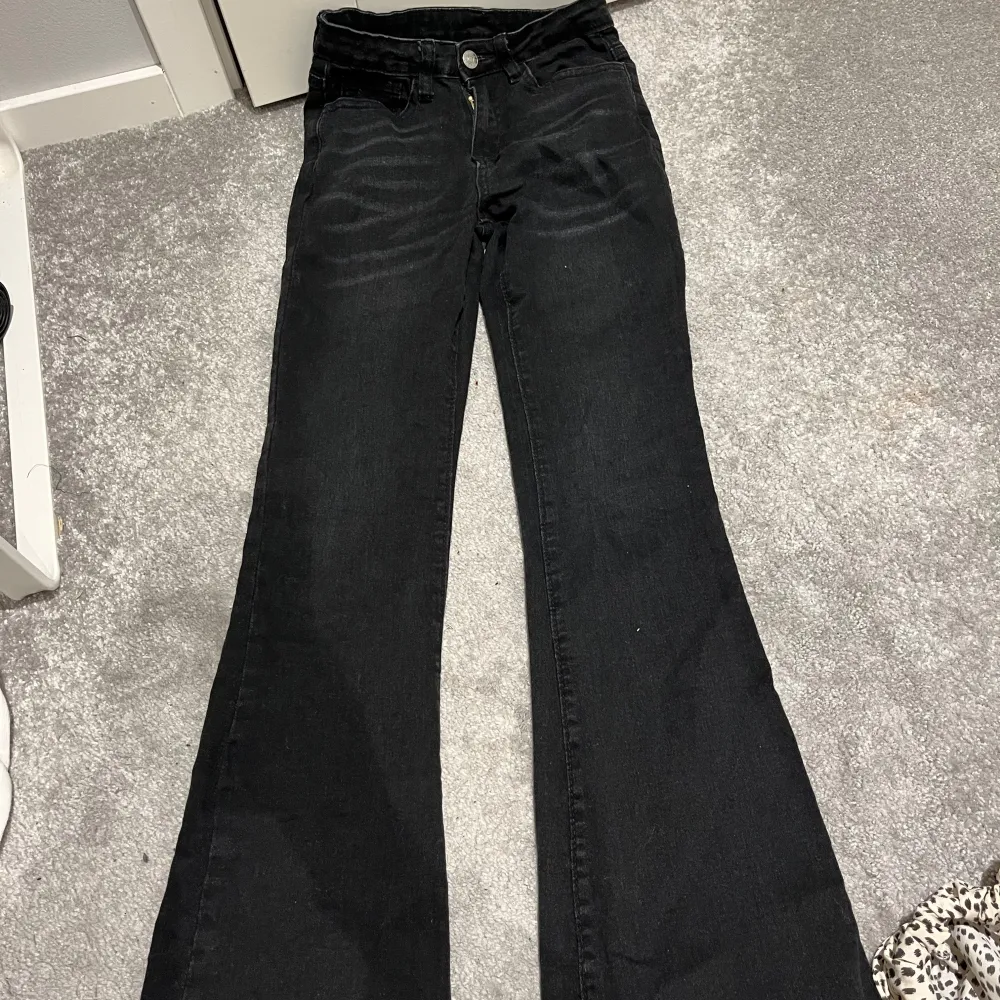 aldrig använda  storlek xs 34 pris: 50kr . Jeans & Byxor.