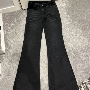 lågmidjade jeans  - aldrig använda  storlek xs 34 pris: 50kr 
