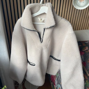 Fleecejacka Arket - Säljer nu min fleecejacka/teddyjacka från Arket. Så himla gosig och skön! Storlek M/L✨ 