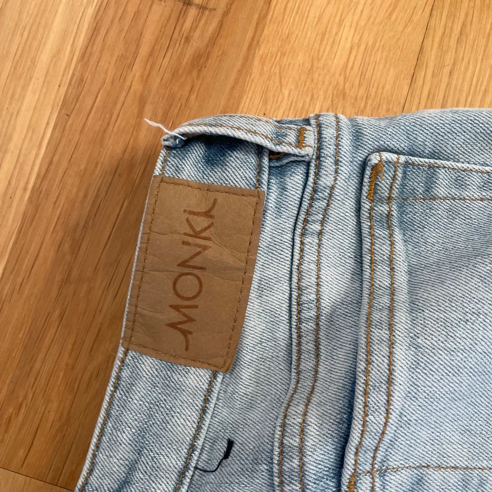 Ljusblåa Monki jeans. Nyskick andvända 1-2 gånger, säljer på g av fel storlek.. Jeans & Byxor.