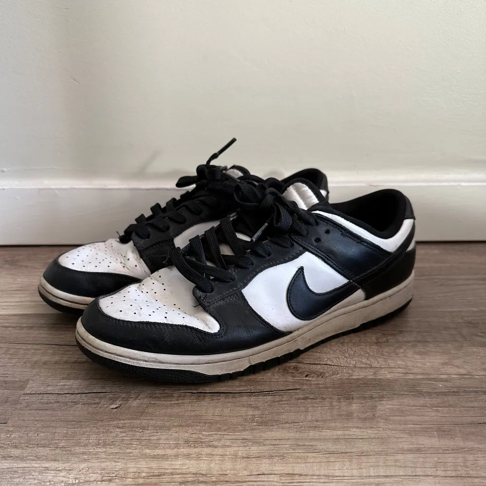 Jordan 4 Zen Master  Dunks Panda  Båda storlek 43, kvitto på allt finns! Säljs tillsammans eller separat, vid intresse kom dm och pris kan diskuteras (billigare vid snabbare affär😁). Skor.