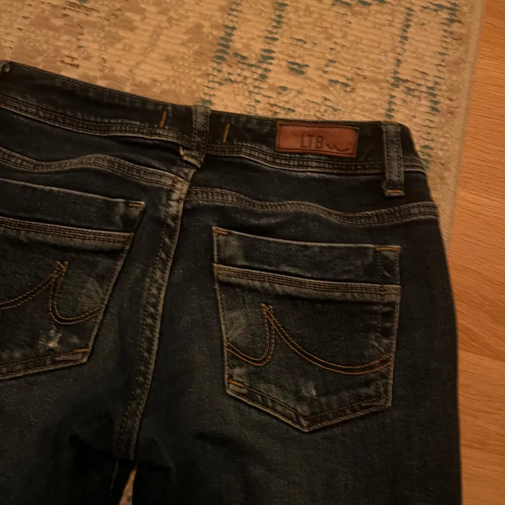 Storlek: W26 L34 Mörkblå Fint skick . Jeans & Byxor.