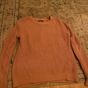 Stickad kofta - Rosa stickad tröja från Calvin Clein i storlek small.