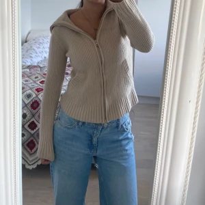 Filippa K tröja - Skit snygg stickad tröja från Filippa K! ( har ett jätte litet hål längst ner på högra arm som man knappt ser! Se sista bild)