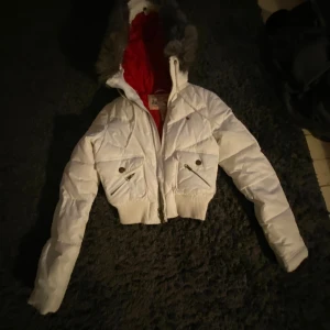 Abocrombe vintage ski jacket - Snygg vinter/höst jacka i rött o vitt. Bra skick.(dyr från början men pris kan förhandlas). Pälskragen kan enkelt tas bort. Populär i 2000’s, y2k stilen. Skriv om ni vill ha fler bilder eller undrar något!