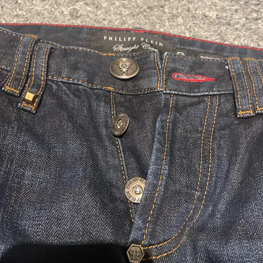 9/10, Väldigt bra skick, fick de för ett år sedan och har använt de en gång då de har blivit för små. Nypris: 5600kr mitt pris är förhandlingsbart  . Jeans & Byxor.