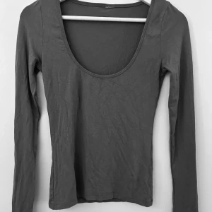 Långärmad topp Nelly  - En grå långärmad u-ringad topp ifrån Nelly. Väldigt fin och skönt material men kommer tyvärr inte till användning. 