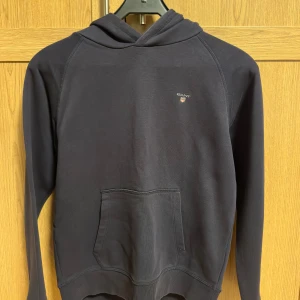 Gant hoodie  - Gant hoodie i storlek 170, sitter som xs. Hoddien är i skönt och varmt material som passar perfekt nu till vintern. Priset är inte hugget i sten 🤝mvh Noah 
