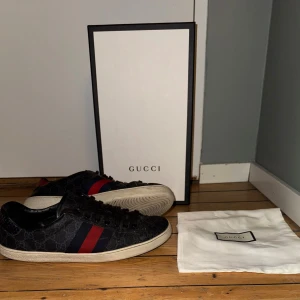 Gucci Ace skor  - Säljer ett par Gucci ace skor som är perfekta inför hösten. Skorna är UK 8 vilket motsvarar ungefär 42-43. Skobox, skopåse, Gucci kort tillkommer vid köp. Skick på skorna 7,5/10. Vid eventuella frågor är det bara hör av sig! 
