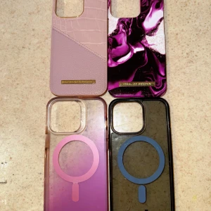 4 st skal-iPhone 13 Pro - Det rosa och svarta skalet har fått en gulaktig ton men är fullt funktionella. Ideal of Sweden-skalen är sparsamt använda och i fint skick. •Gear4 Milan Snap Rose:25kr •Golden Ruby Marble: 50kr •Rose Smoke Croco:50kr •Svart skal:25 kr Paketpris:130kr
