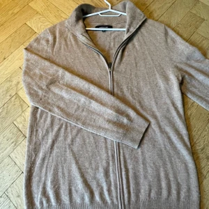 Full zip(100% Kashmir) - Full zip hoodie ifrån märket ”Lawence grey” Tröjan är nopprig vilket går att ta bort med noppborttagare men inga andra defekter är synliga[] Priset är inte fast[] Fraktas spårbart med postnord[] Tveka inte på att höra av er via funderingar  MVH