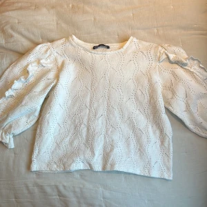 Zara topp - Jättevacker topp från zara. Använd flertal gånger, inga defekter. Köp sker via ”köp nu” knappen💓