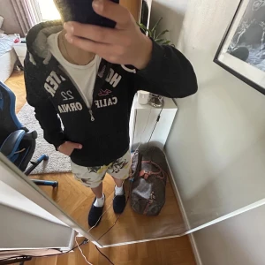 Zip hoodie - Jättefin zip hoodie från Hollister  Storlek 152-158 men passar bra på mig som är ca 162 Hör av dig vid minsta möjliga fråga 😁 Mvh Vincent 