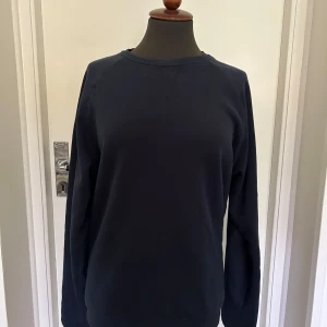 Mörkblå tröja - Säljer en enkel och stilren mörkblå sweatshirt. Den är i skönt material, perfekt för både höst och vinter. Tröjan har en normal passform och är superbekväm att ha på sig.