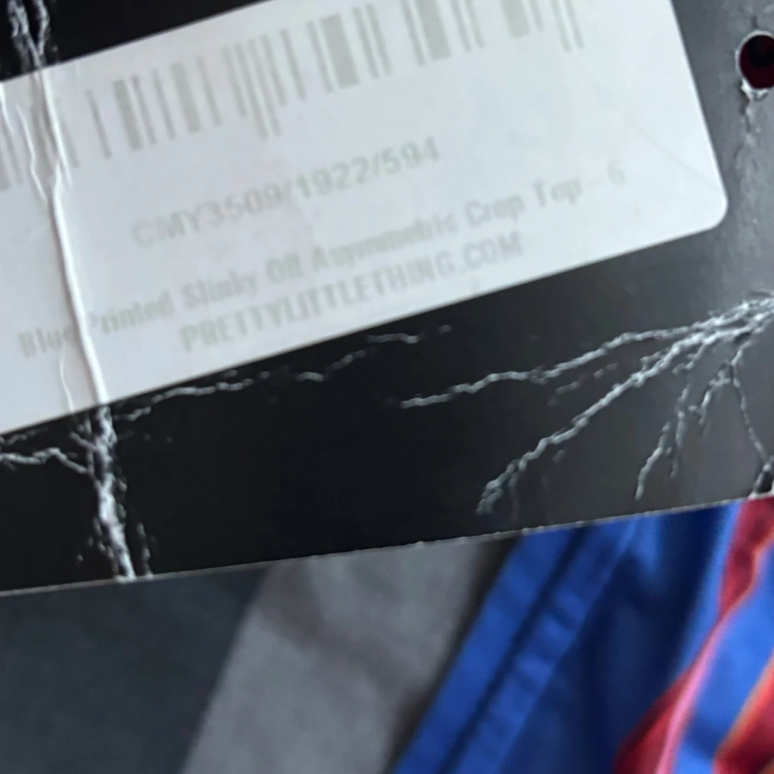 Blå och röd mönstrad topp från PrettyLittleThing - 90