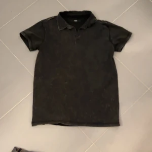 Skit fet drainer tröja - Snygg affliction liknade polotröja🔥 jätteskönt material och snygga detaljer på axlarna