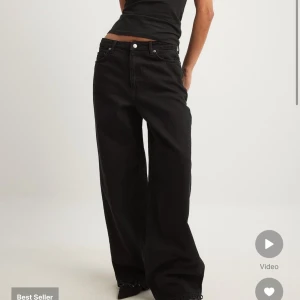Jeans från NAKD - Använda max 5 gånger men de är för stora och långa för mig nu när jag har fått ner i vikt. De är lite oversized så skulle passa någon med som vanligtvis har 42-44.   Ordinarie pris 599kr säljer för 150kr