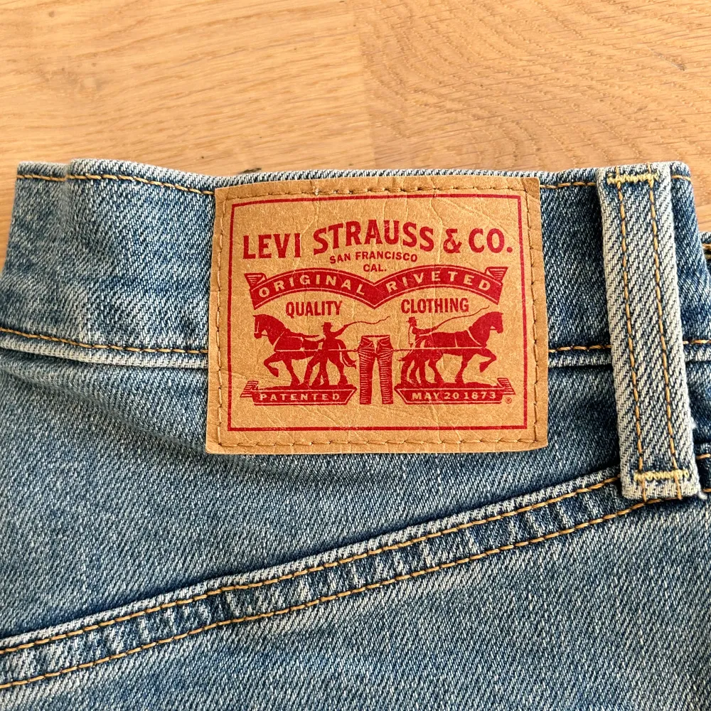 Blå Levi's jeans. Alla knapp upp utan dragkedja. Bekväm. Hög midja./Blue Levi’s jeans. All button up no zipper. Comfortable. High waisted.. Jeans & Byxor.