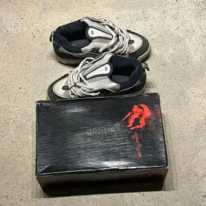 Og globe skate shoe  Its cool 😎 with the box and box pappers with it!! The sole is damaged :(  Ask anything 🤨 size 43