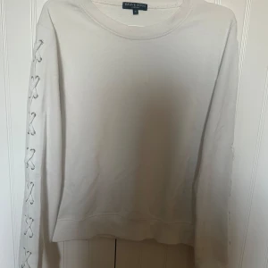 Unik tröja  - Snygg unik tröja! Nästan aldrig använd. Jätte fina detaljer på armarna! Skulle säga att den mer är storlek S