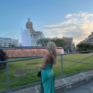 Zara klänning  - Säljer en elegant långklänning i satin från Zara som jag bara har använt en gång! Den glansiga ytan ger en lyxig känsla, och klänningen är perfekt för fester eller sommarens evenemang. 