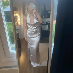 balklänning / satin långklänning  - Ny med prislapp  Beige / krämvit / ros ljus rosa