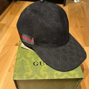 Gucci keps  - Säljer min Gucci keps, helt ny skick 10/10. Allt på bilden följer med. 