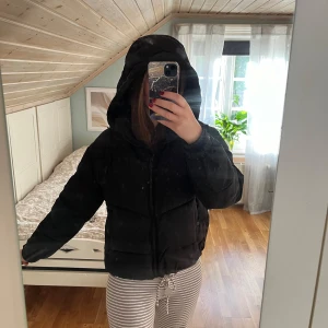 Jacka  - Jättefin svart vinterjacka från Pull&Bear i strl Xs💕Den har blivit använd ett fåtal gånger men är fortfarande i ett bra skick! Hör av dig vid frågor, pris kan diskuteras🙌🏻