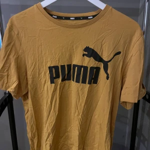 T shirt - Säljer denna gula t shirt från Puma i storlek L. Kontakta gärna om ni har några funderingar.  