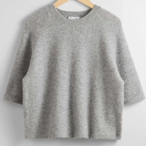 &other stories tröja - Så snygg &other storys tröja❤️i storlek S men passar även XS, om du har några frågor är det bara att fråga. Nypris 790