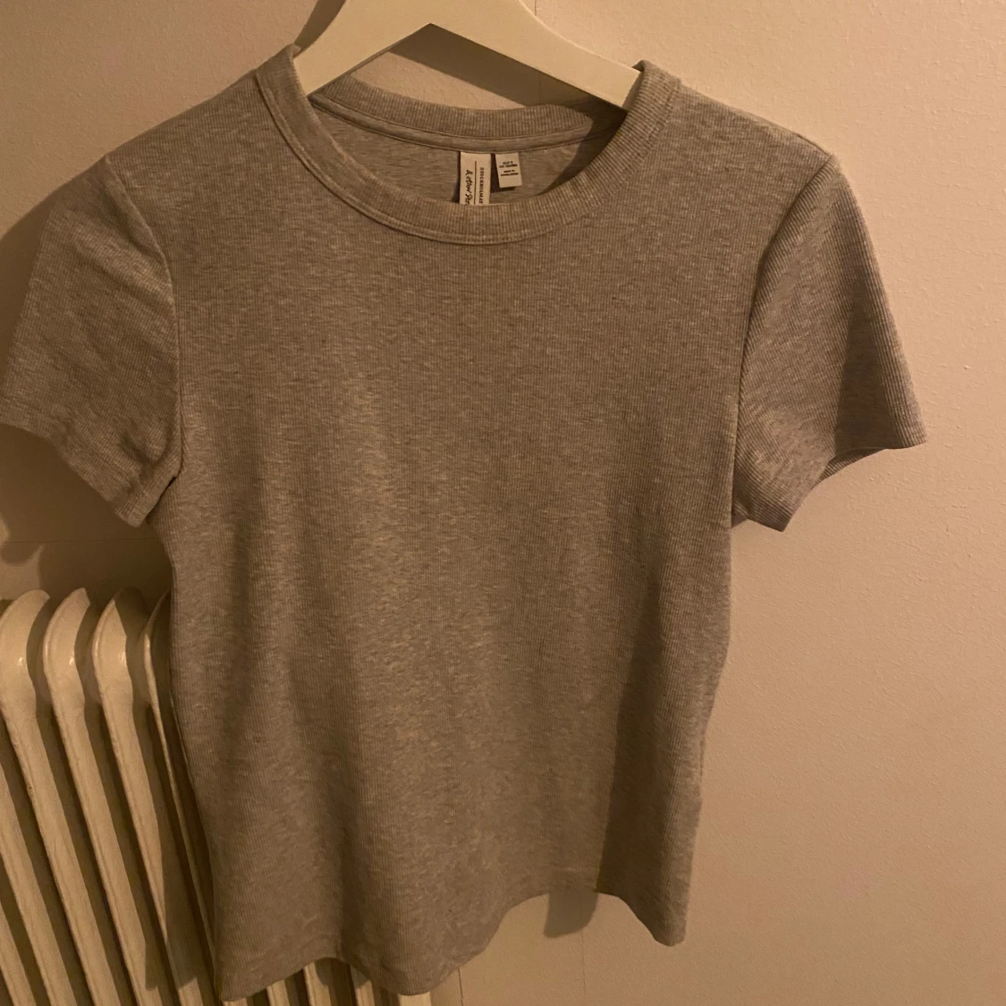Grå ribbad t shirt ifrån &other stories - 90