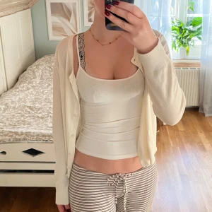 Kofta  - Vit kofta från H&m i strl L💓Den är i ett bra skick och passar mig bra som vanligtvis har Xs/S! Hör av dig vid frågor, pris kan diskuteras😚