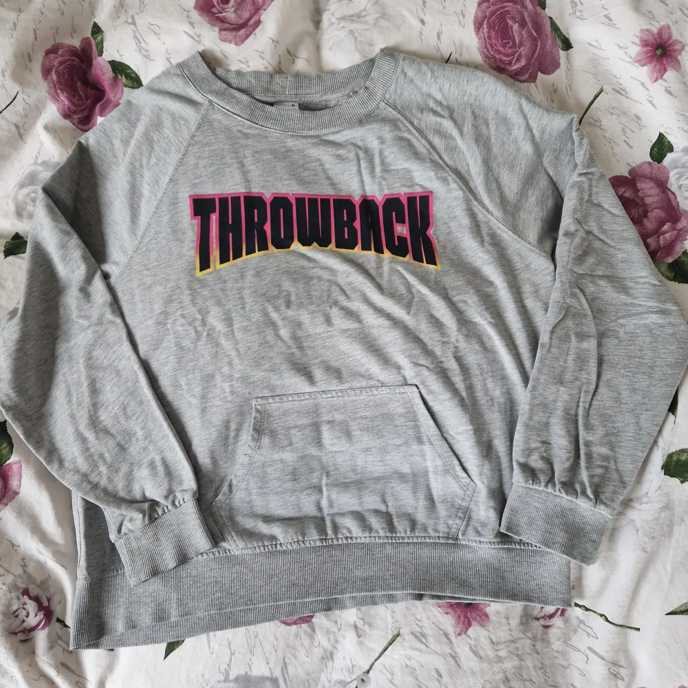 En oversizt sweatdhirt från gina tricot med färglat tryck och ficka på fransida . Hoodies.