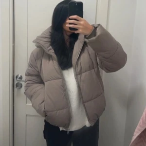 Jacka - Beige puffer jacka från Nelly, helt oanvänd och i ny skick