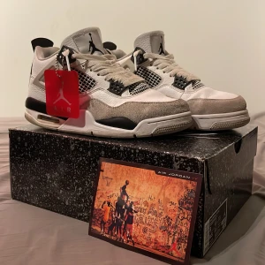 Air Jordan 4 retro military black - Det är bra skick. Eftersom jag har varit väldigt försiktig med dem. Det är storlek 41 men dem passar 40. Jag har slutat använda dem då dem är för små. Väldigt bekväma. Det var svårt att få bra bild på qrkoden men kan skicka fler om det behövs