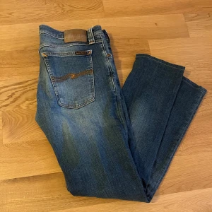 Nudie jeans - Ett par Nudie jeans i riktigt bra skick. Storlek W32 L34 men är lite liten i storleken. Hör av er vid eventuella frågor. 
