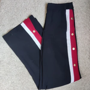 Festliga byxor - Superfina byxor med gulddetaljer 🤍 Raka i benen och resår i midjan. Går även att knäppa upp knappar om man vill ha öppet ben! Storlek S men något stora i storlek.