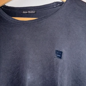 Acne studios tröja - As snygg långärmad T-shirt från acne studios. Lite sliten. Passar både M och L