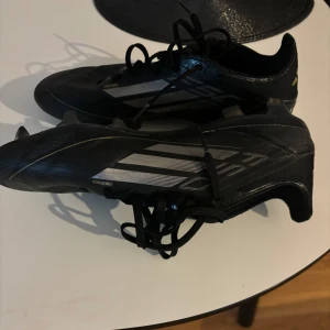 Adidas f50 - Använd 2-3 gånger, Vunna av Adidas så har inget kvitto, äkta  Värda 2999kr men säljer för 1500