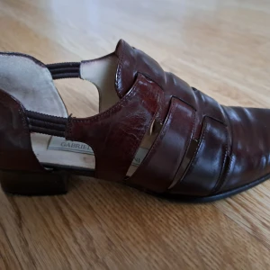 Skinnskor Gabriele Capezzani - Fint använt skick.  Vackert bruna. Något små för att vara stlk 38. Köpta ca 1997.