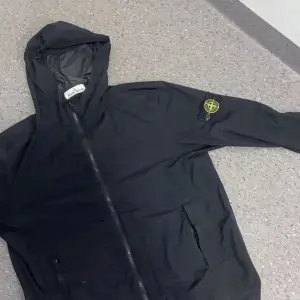 Stone island vindjacka i Storleken M Passar M/L upp till 1,85 ca 90kg Mitt pris 1999:- Kan gå ner lite vid snabb affär  Skambud undanbes  Finns i Växjö Kan fraktas