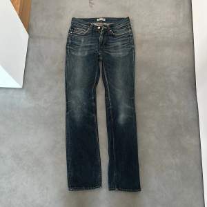 Tja säljer dessa riktigt snygga acne jeans i modellen slim/straight, nypris på dessa ligger runt 2k. Jeansen är i topp skick bortsett från lite slitna i skrevet(se bilden) 