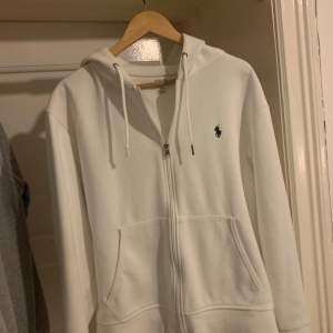 Säljer dena feta ralph lauren zip up hoodien, perfekt till vintern!