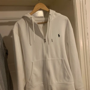 Ralph lauren zip up - Säljer dena feta ralph lauren zip up hoodien, perfekt till vintern!