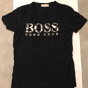 Svart Hugo boss tröja - Använd några några ggr. Är mellan stor i passform.Från zalando. 