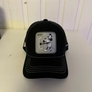 Keps - En svart keps med mickey mous black/grey. Andvänd en två gånger. Pris kan diskuteras. 