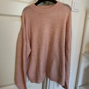 Rosa tröja från H&M - Mysig rosa/korall färgad tröja från H&M i en mjuk och bekväm design. Aldrig använd.