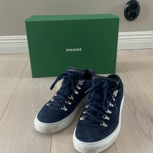 Blå sneakers från Diemme (navy) - Snygga blå sneakers från Diemme i mocka med vita sulor och snörning. Perfekta för en stilren look med en touch av lyx. Tillverkade i Italien. Storlek 40, passar även 41. Köptes för ca 3000, snabb affär så går priset att diskuteras